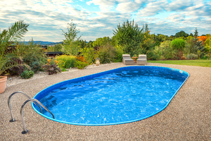 Stålväggspool Ibiza Oval 3,5 × 7,0 m – höjd 1,35 m, väggtjocklek 0,75 mm, med bottenskena samt blå toppskena, förberedd för skimmer och inlopp, liner säljs separat